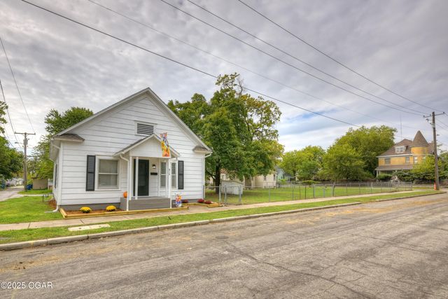 814 W 11th Street, Joplin, MO 64801