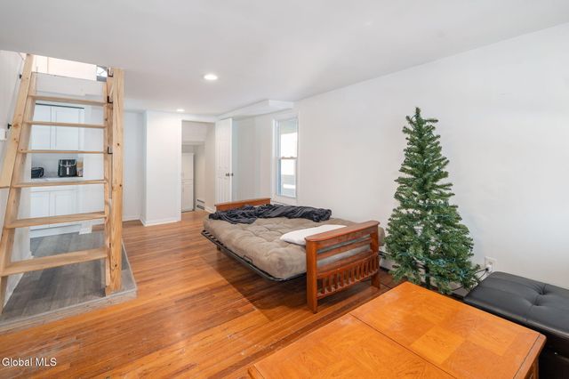 1073 Regent Street, Schenectady, NY 12309