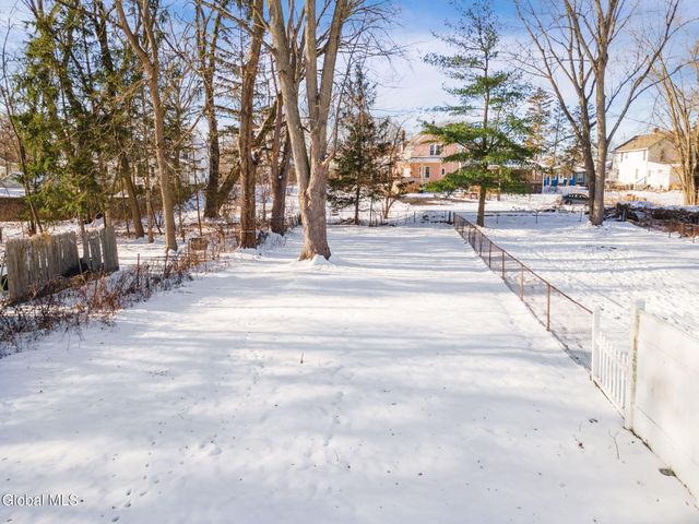 1073 Regent Street, Schenectady, NY 12309