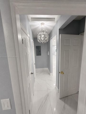 552 NE 161st St, Miami, FL 33162