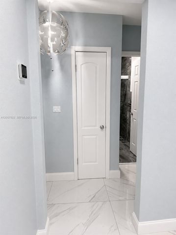 552 NE 161st St, Miami, FL 33162
