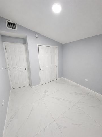 552 NE 161st St, Miami, FL 33162