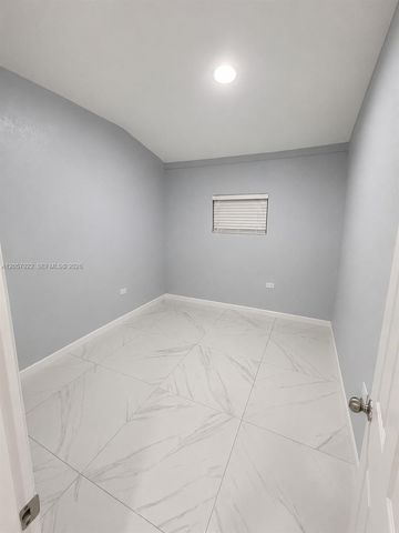552 NE 161st St, Miami, FL 33162