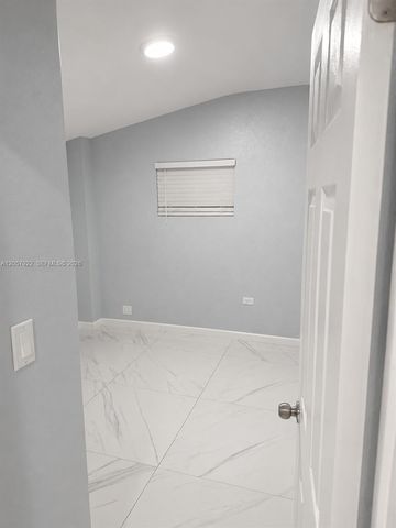 552 NE 161st St, Miami, FL 33162