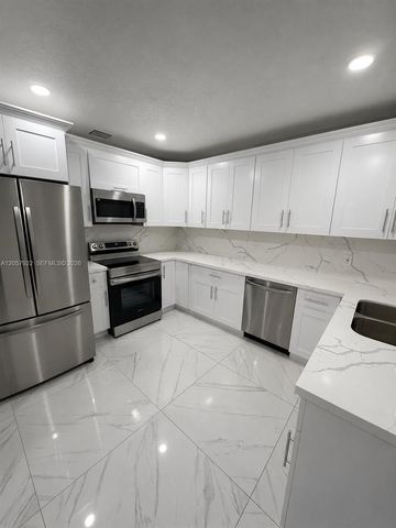552 NE 161st St, Miami, FL 33162