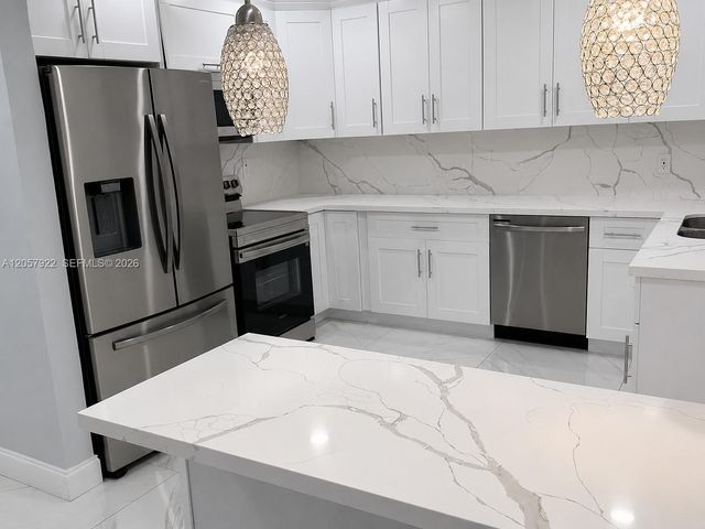 552 NE 161st St, Miami, FL 33162