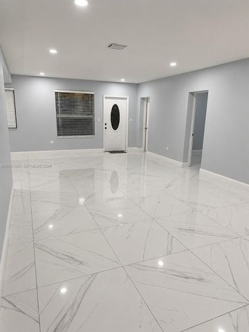 552 NE 161st St, Miami, FL 33162