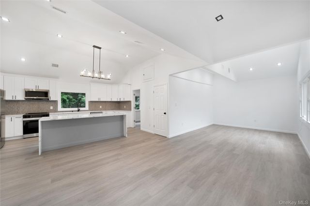 7 Weinmann Boulevard, Melville, NY 11747