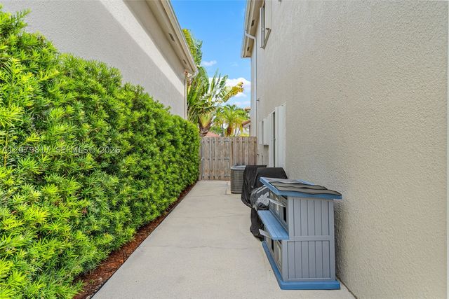 9750 NW 31st St, Doral, FL 33172