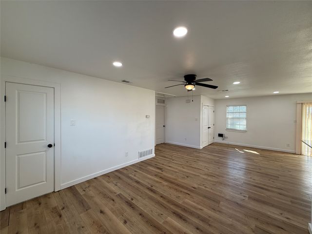 618 Pleasant Valley Road, Garland, TX 75040