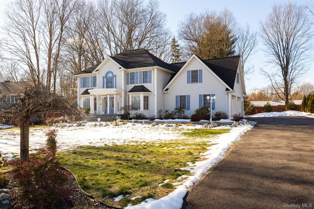 8 Toms Way, Poughkeepsie, NY 12603