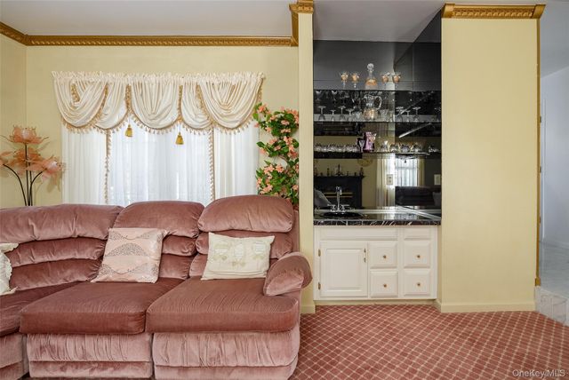 8 Toms Way, Poughkeepsie, NY 12603