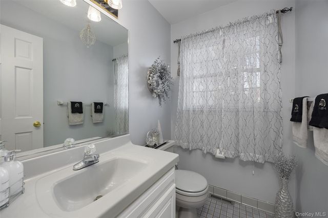 8 Toms Way, Poughkeepsie, NY 12603