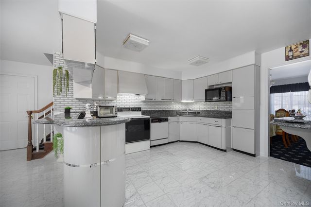 8 Toms Way, Poughkeepsie, NY 12603