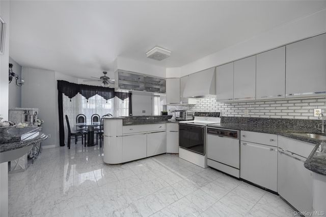 8 Toms Way, Poughkeepsie, NY 12603