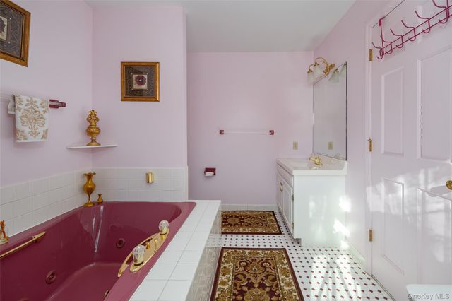 8 Toms Way, Poughkeepsie, NY 12603