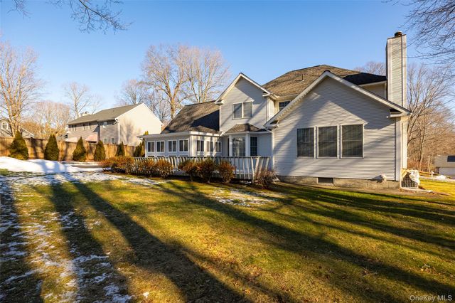 8 Toms Way, Poughkeepsie, NY 12603