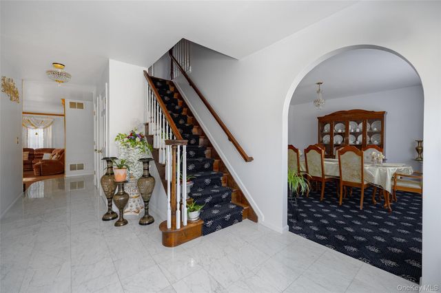 8 Toms Way, Poughkeepsie, NY 12603