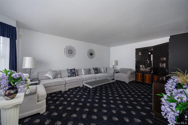 8 Toms Way, Poughkeepsie, NY 12603