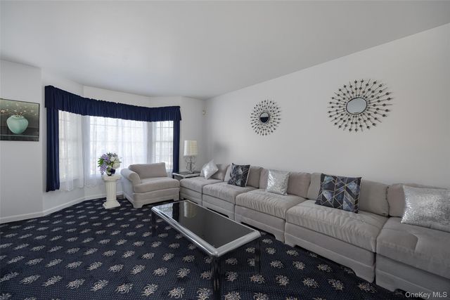 8 Toms Way, Poughkeepsie, NY 12603