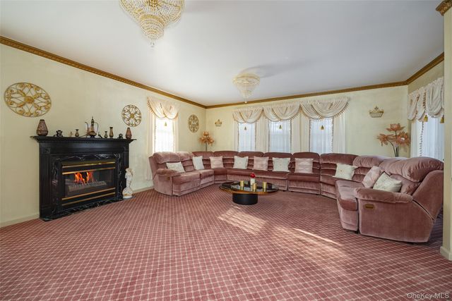 8 Toms Way, Poughkeepsie, NY 12603