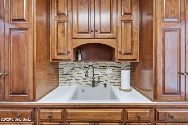 6805 Windham Pkwy, Prospect, KY 40059