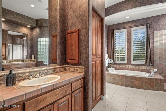 8060 E HIGH POINT Drive, Scottsdale, AZ 85266