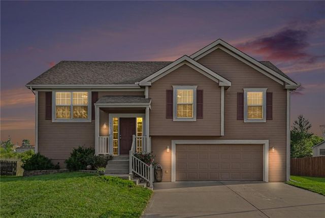 502 Lake Meadows Drive, Smithville, MO 64089