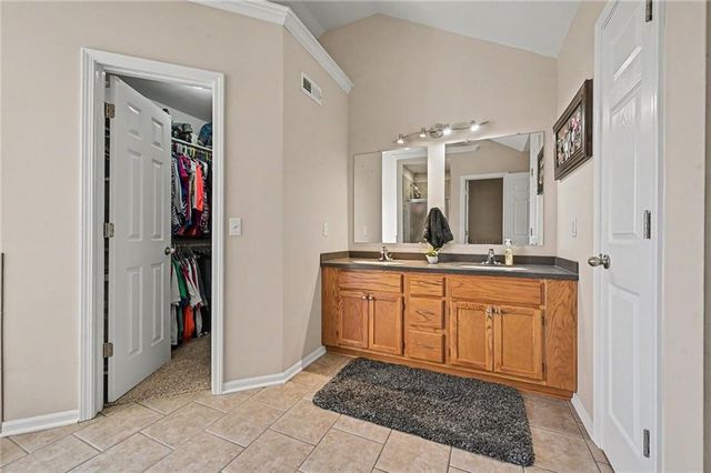 502 Lake Meadows Drive, Smithville, MO 64089