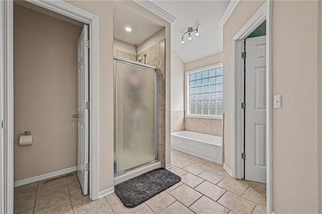502 Lake Meadows Drive, Smithville, MO 64089