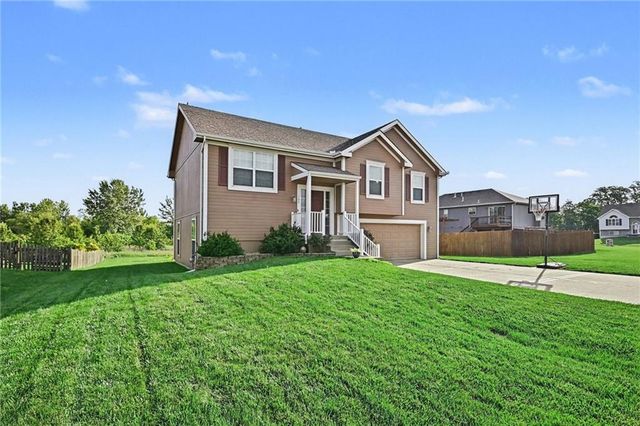 502 Lake Meadows Drive, Smithville, MO 64089