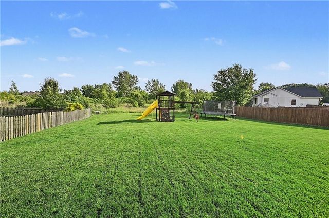 502 Lake Meadows Drive, Smithville, MO 64089
