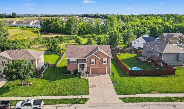 502 Lake Meadows Drive, Smithville, MO 64089