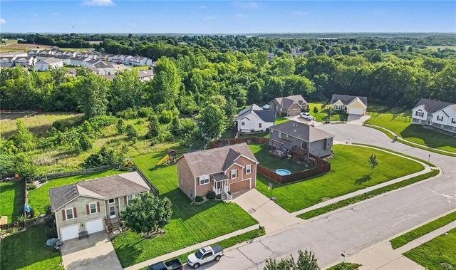 502 Lake Meadows Drive, Smithville, MO 64089