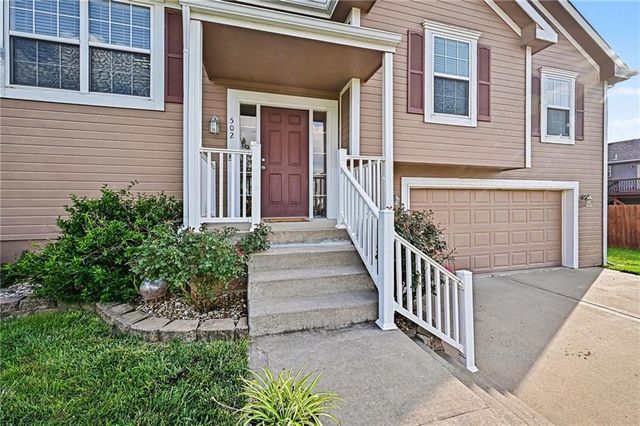 502 Lake Meadows Drive, Smithville, MO 64089
