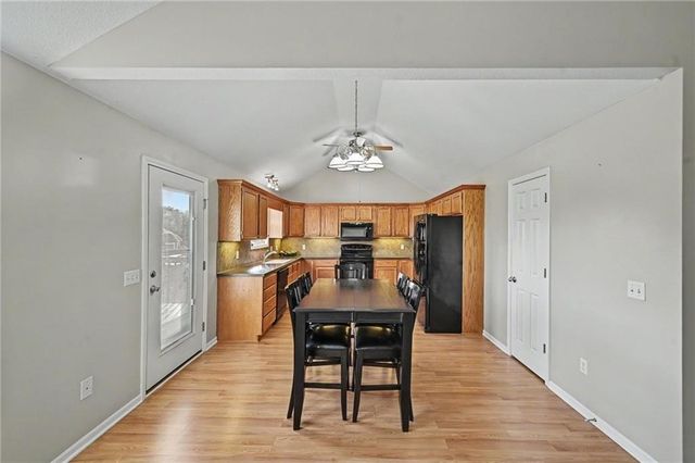 502 Lake Meadows Drive, Smithville, MO 64089