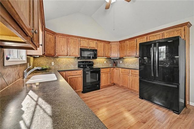 502 Lake Meadows Drive, Smithville, MO 64089