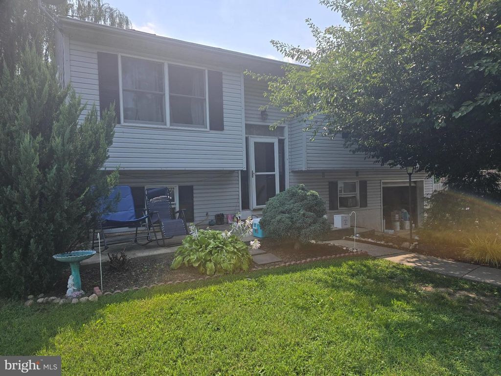 970 VALLEY LN, POTTSTOWN, PA 19464 — exterior