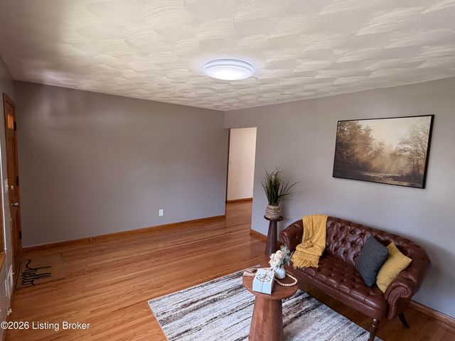 3511 Pinecroft Dr, Louisville, KY 40219