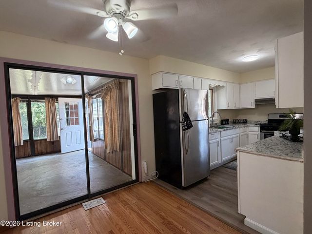 3511 Pinecroft Dr, Louisville, KY 40219