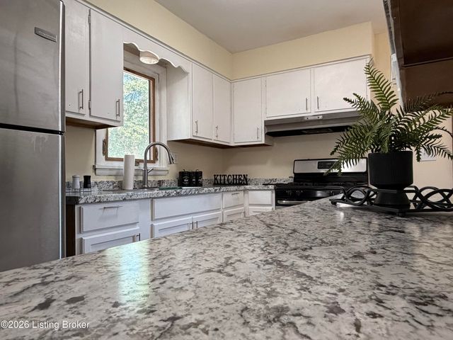 3511 Pinecroft Dr, Louisville, KY 40219