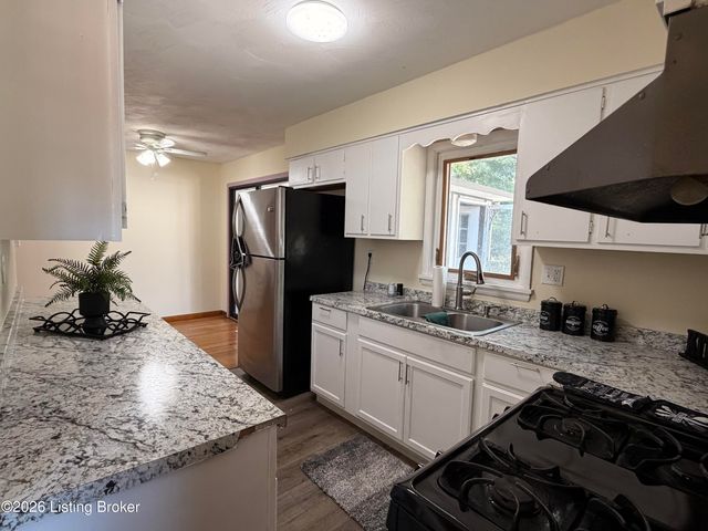 3511 Pinecroft Dr, Louisville, KY 40219