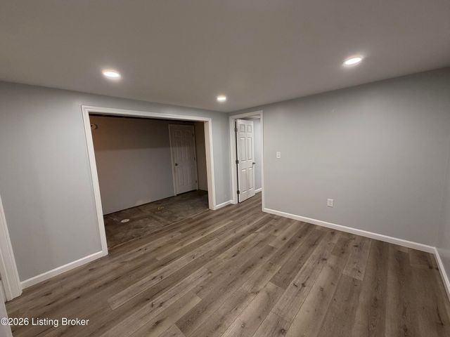 3511 Pinecroft Dr, Louisville, KY 40219