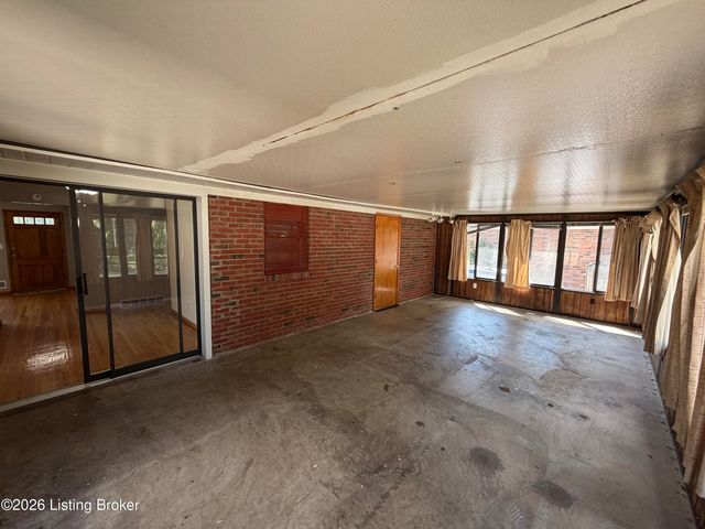 3511 Pinecroft Dr, Louisville, KY 40219