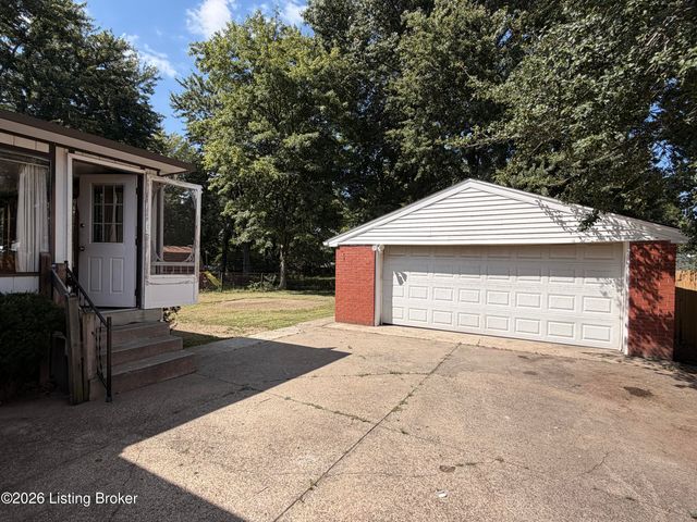 3511 Pinecroft Dr, Louisville, KY 40219