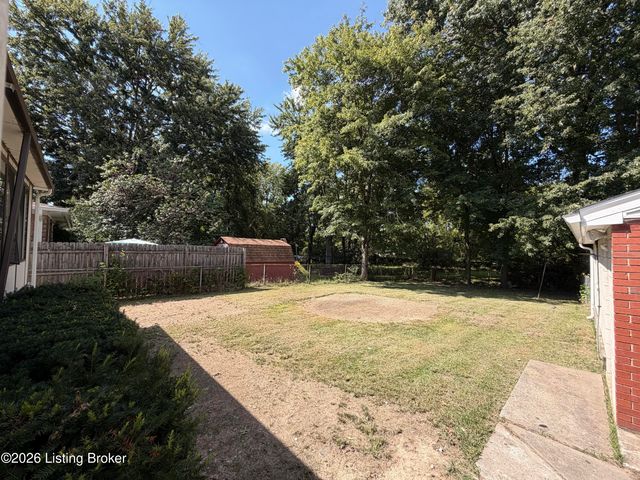 3511 Pinecroft Dr, Louisville, KY 40219