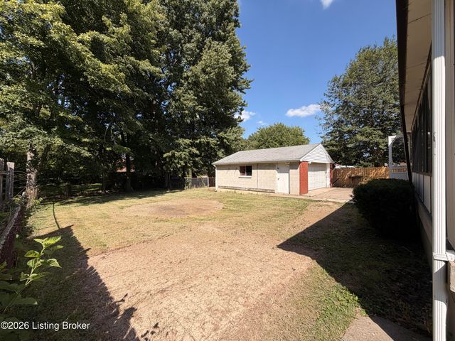 3511 Pinecroft Dr, Louisville, KY 40219