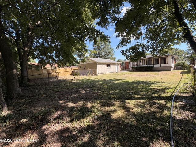 3511 Pinecroft Dr, Louisville, KY 40219