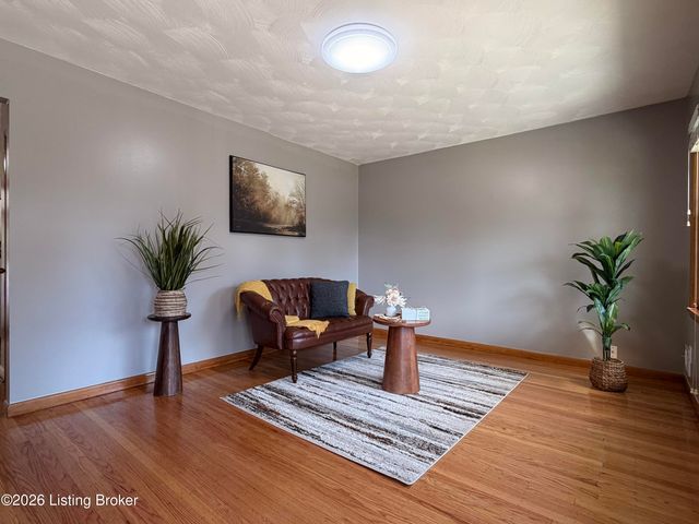 3511 Pinecroft Dr, Louisville, KY 40219