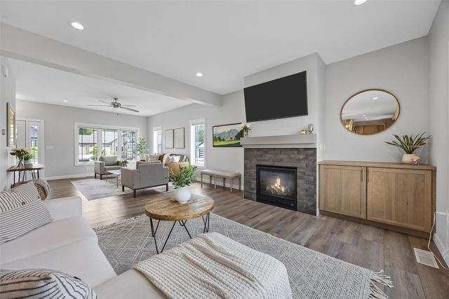 1244 Kona Cir, Coralville, IA 52241